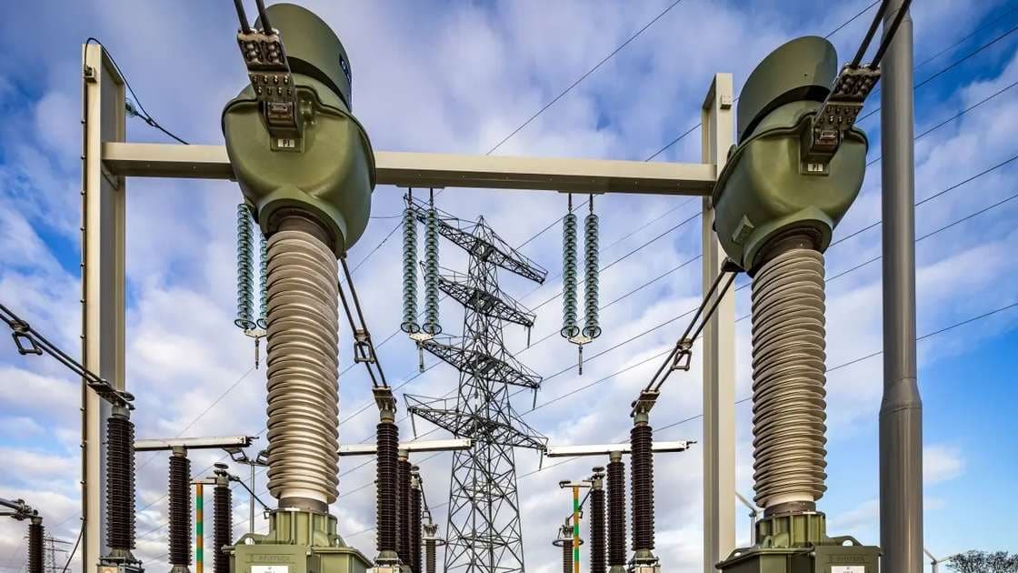Hoogspanningsstation bij schemering